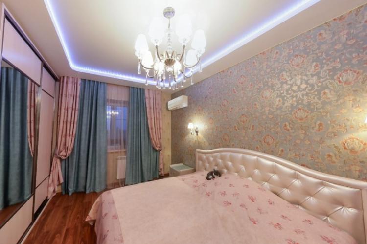 Двухуровневые натяжные потолки в спальне