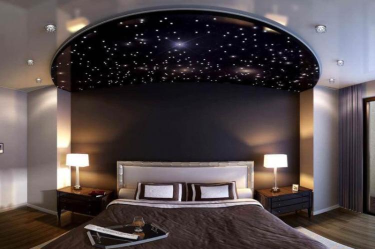Двухуровневые натяжные потолки в спальне