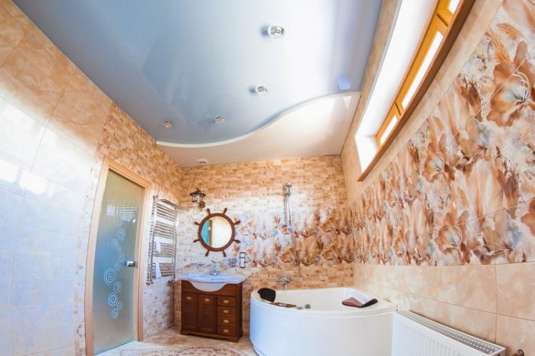 Двухуровневые натяжные потолки в ванной комнате