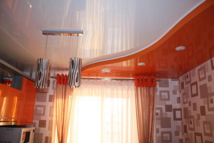 Двухуровневые натяжные потолки на кухне