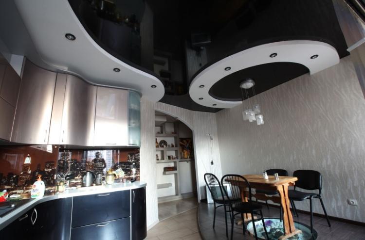 Двухуровневые натяжные потолки на кухне