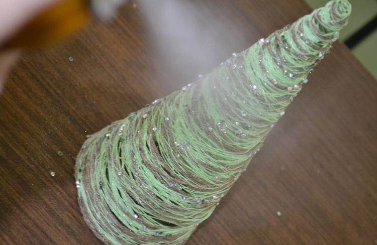 Елка из ниток своими руками - фото и идеи