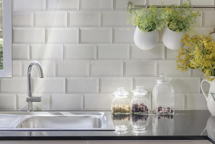 Фартук на кухне из керамической плитки