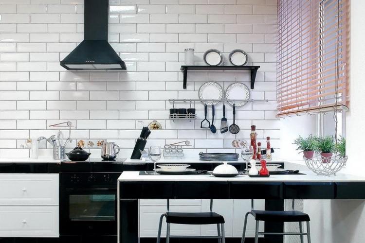 Фартук на кухне из керамической плитки