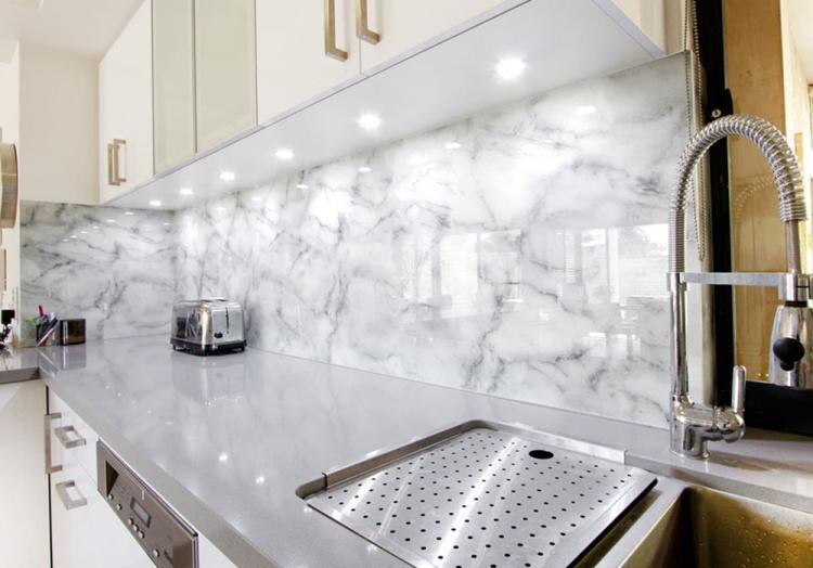 Фартук на кухне из натурального камня