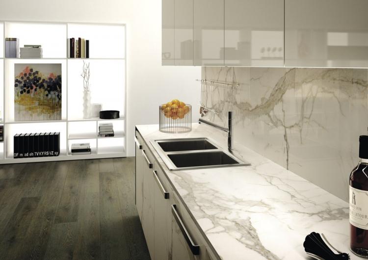 Фартук на кухне из натурального камня