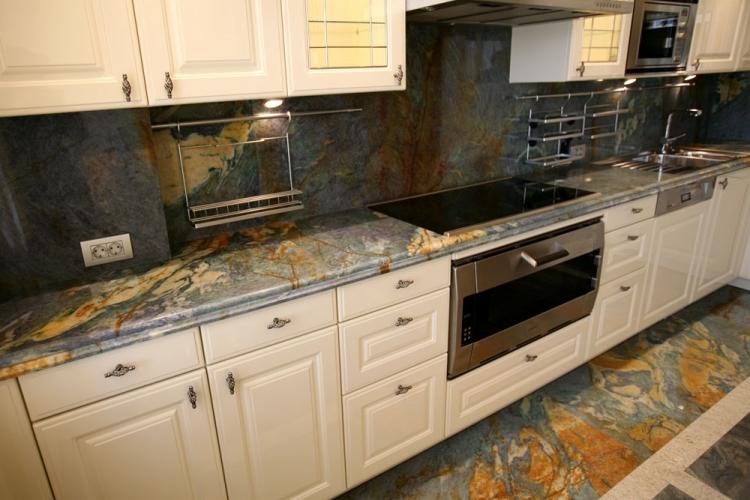 Фартук на кухне из искусственного камня