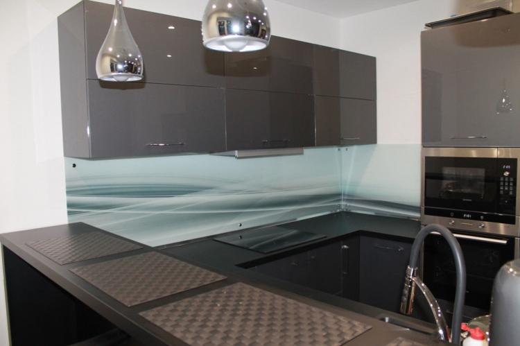 Фартук на кухне из стекла