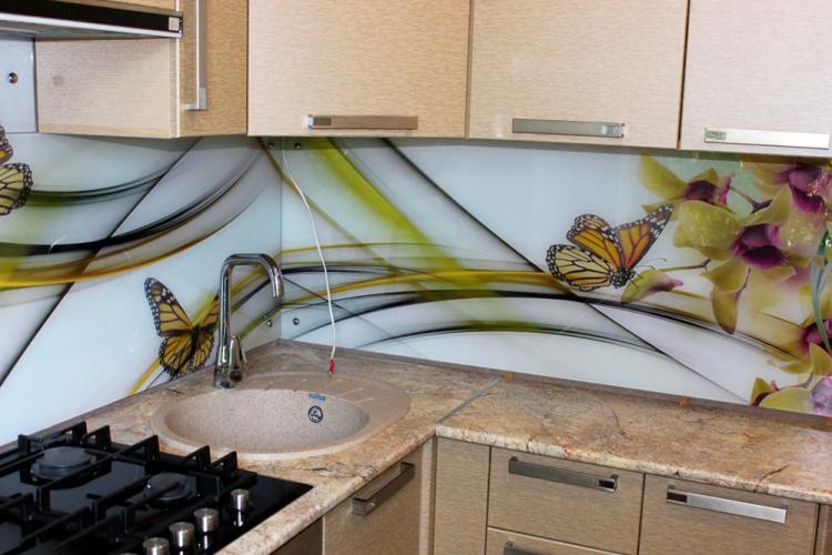 Фартук на кухне из стекла