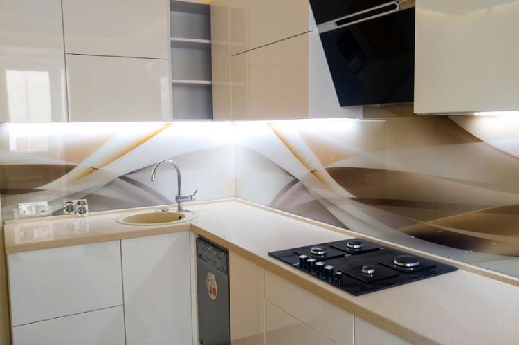 Фартук на кухне из стекла