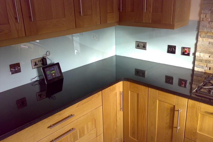 Акриловый фартук на кухне