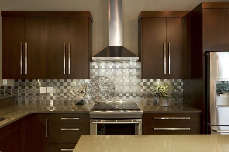 Фартук на кухне из металла