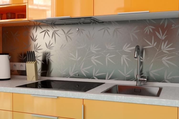 Фартук на кухне из металла