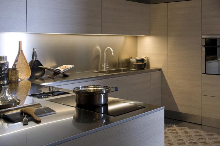 Фартук на кухне из металла