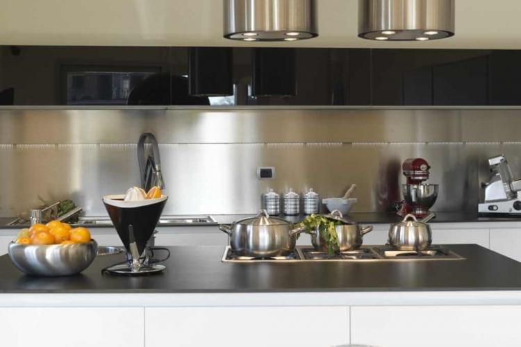 Фартук на кухне из металла