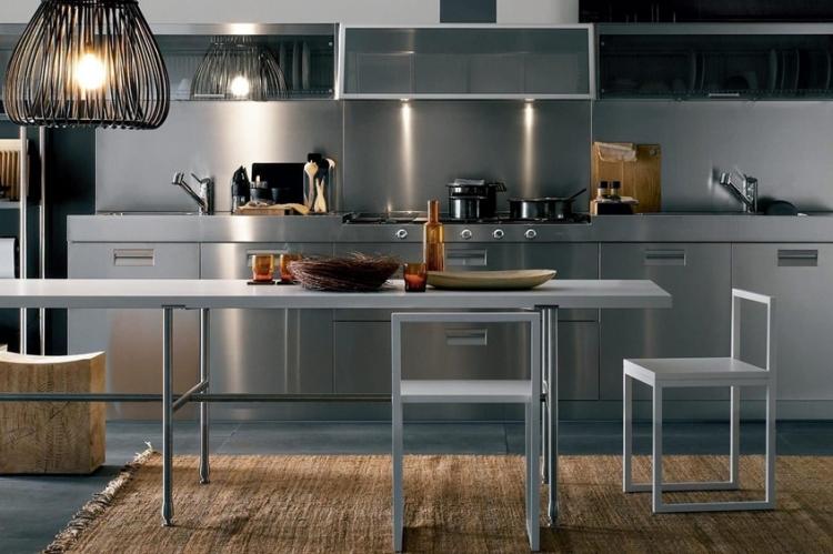 Фартук на кухне из металла