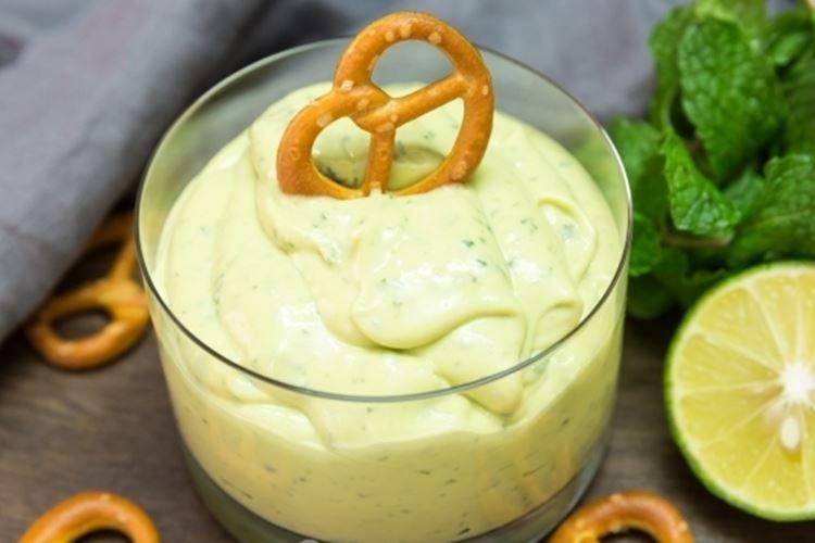 Сырный соус с авокадо и мятой