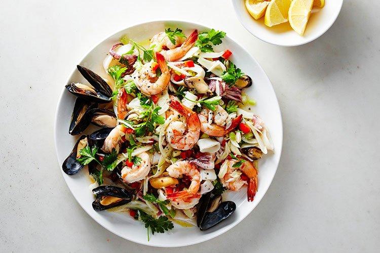 Салат из морепродуктов и крабовых палочек