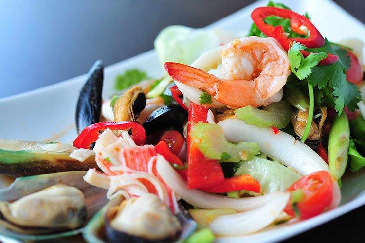 Салат из морского коктейля и сливочного сыра