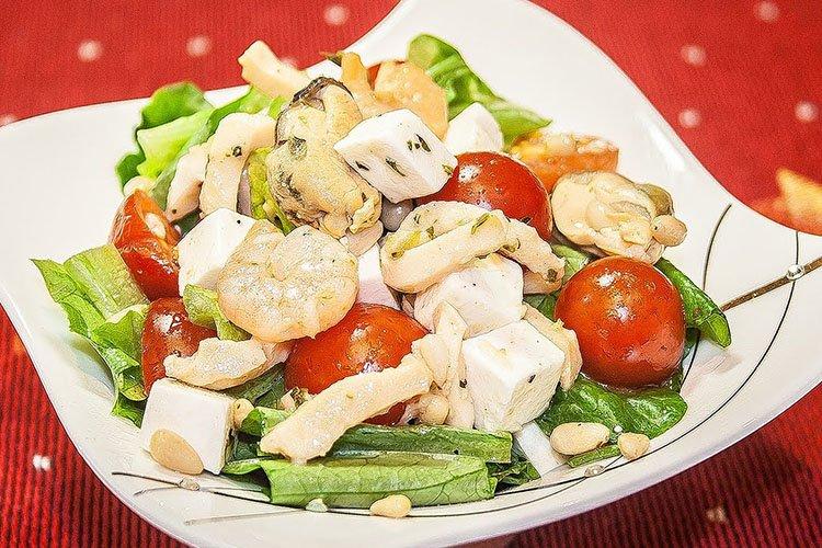 Салат из морепродуктов в масле