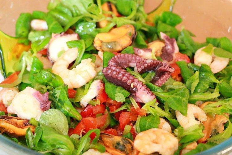 Салат из капусты и кальмаров