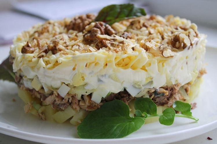Картофельный салат с рыбными консервами и орехами