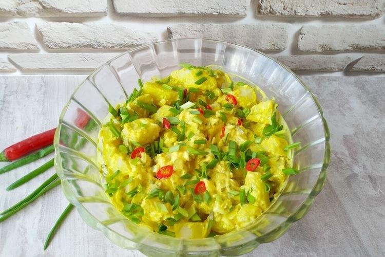 Картофельный салат с куркумой и чили