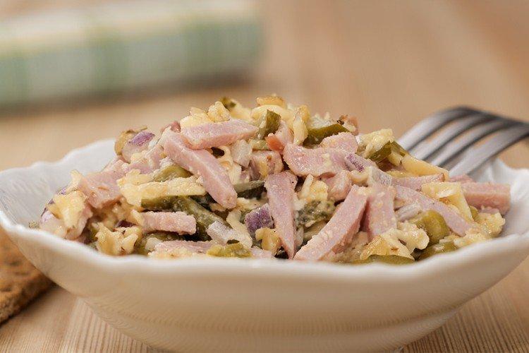 Салат с яйцами, ветчиной и солеными огурцами