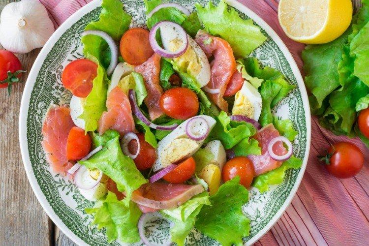 Салат с яйцами и красной рыбой