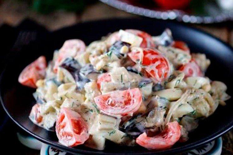 Салат с яйцами и томатами