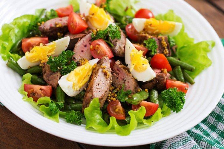 Салат с яйцами и куриной печенью