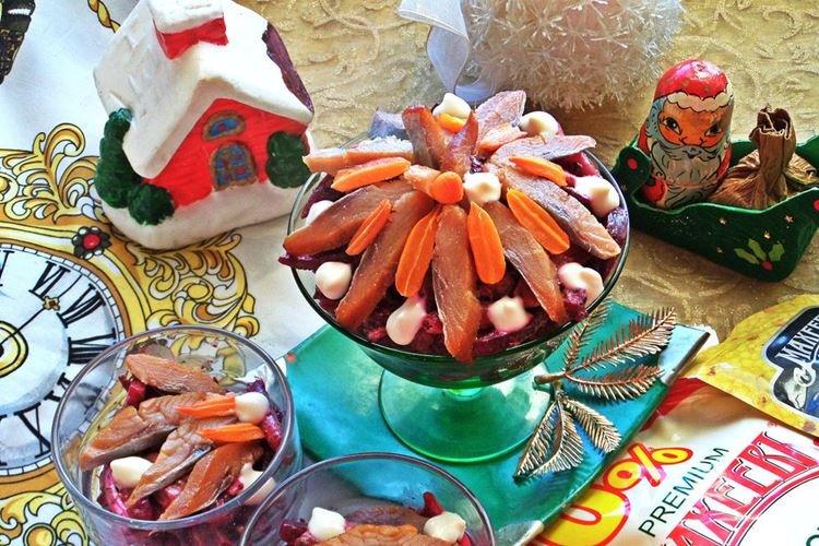 Салат из моркови и копченой сельди