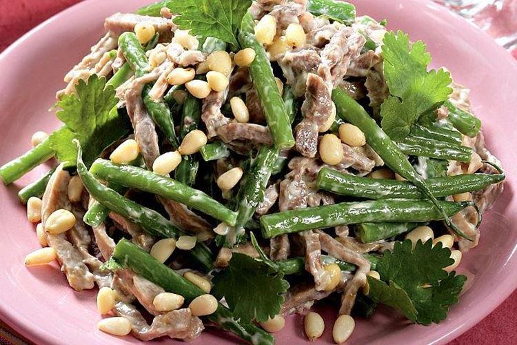 Салат с говяжьим языком и спаржевой фасолью