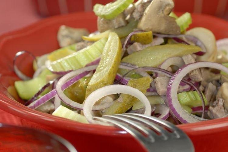 Салат с говяжьим языком и маринованными грибами