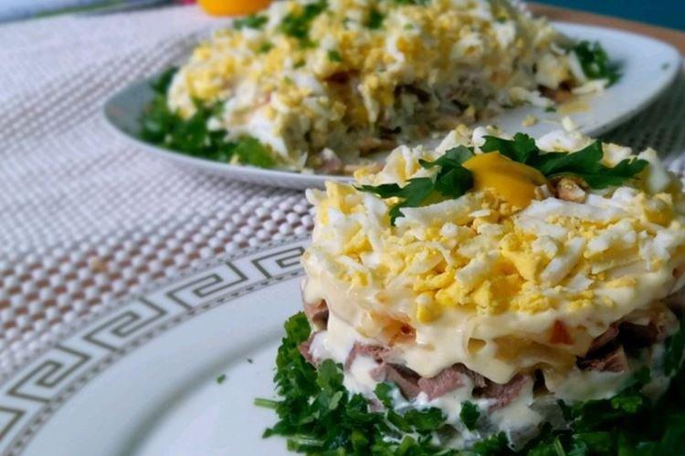 Слоеный салат с говяжьим языком, огурцами и грибами