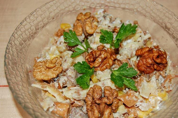 Салат с говяжьим языком и яичными блинчиками