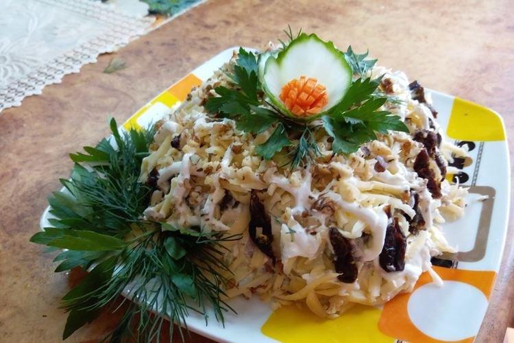 Салат с говяжьим языком и черносливом