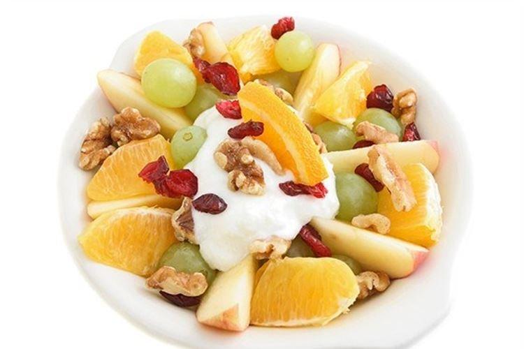 Фруктовый салат с сухофруктами и грецкими орехами
