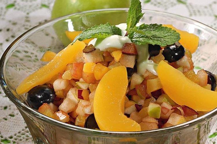 Фруктовый салат с мятой