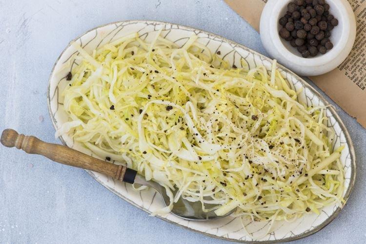 Салат с яблоками, капустой и медовой заправкой