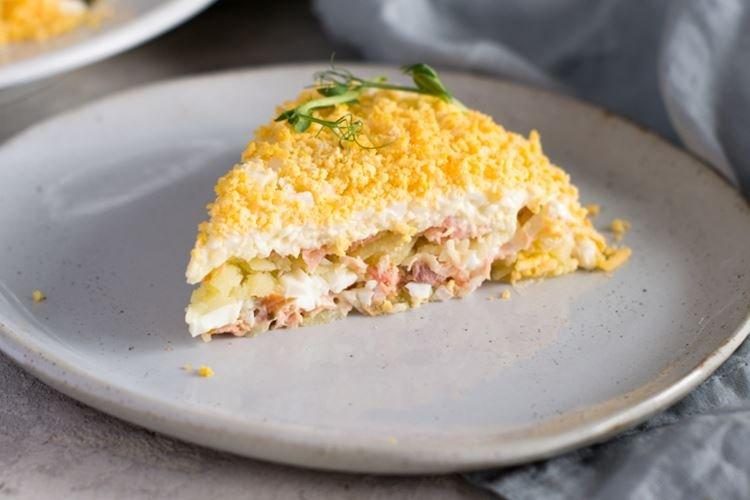 Салат с рыбой и яблоками