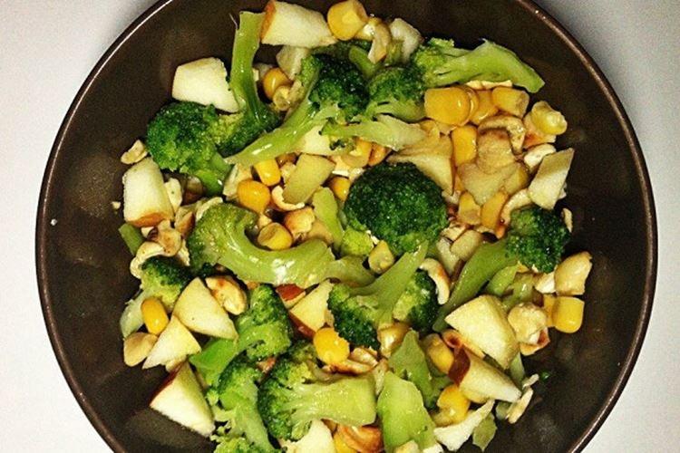 Салат с яблоками и брокколи