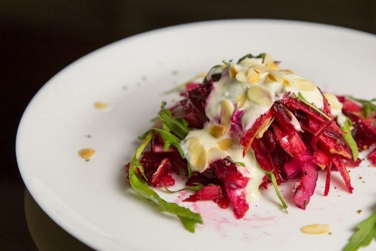 Салат с яблоками и свеклой