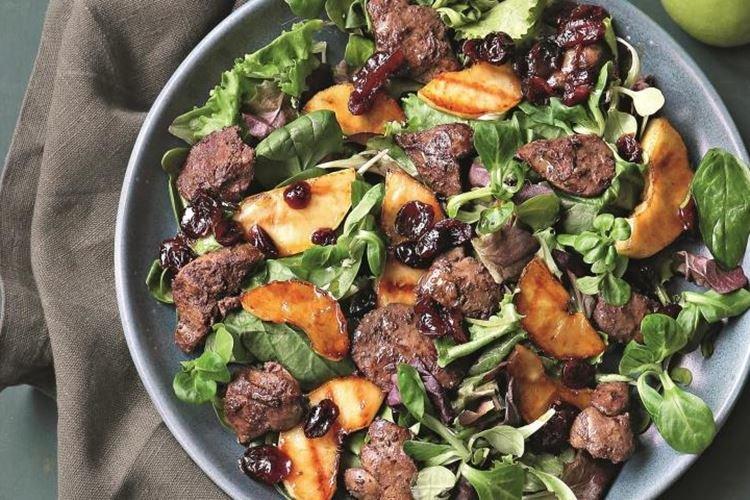 Салат с яблоками и печенью