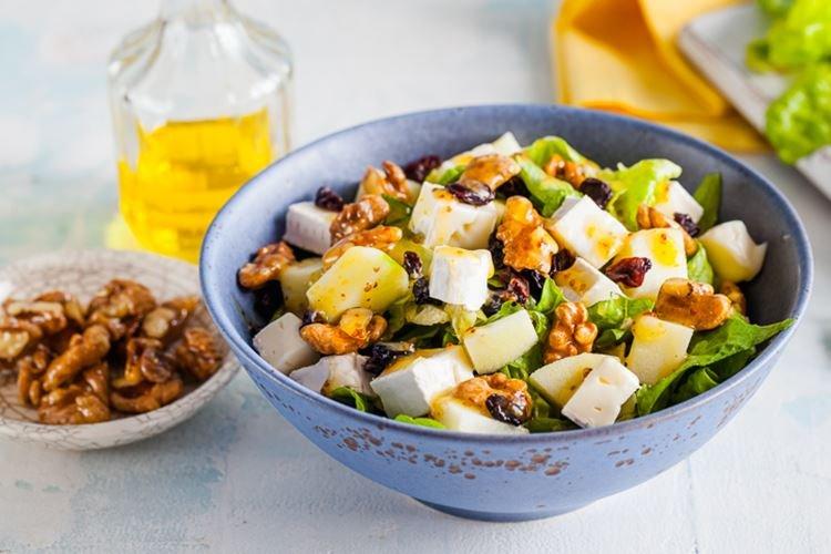 Салат с яблоками, сыром бри и медом