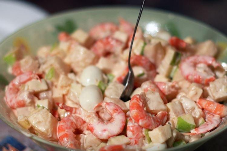 Салат с креветками и яблоками