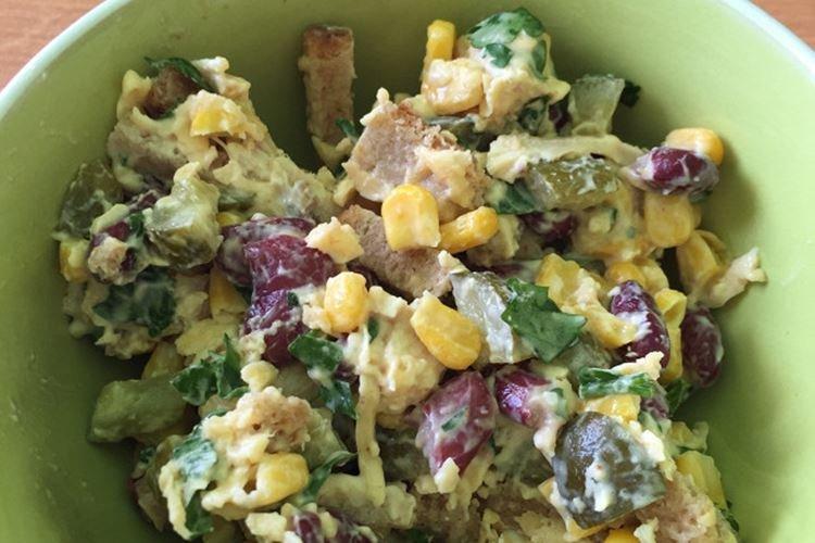 Салат с курицей, маринованными огурцами и сыром