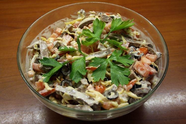 Салат с языком и сыром