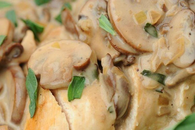 Салат с сыром, курицей и грецкими орехами