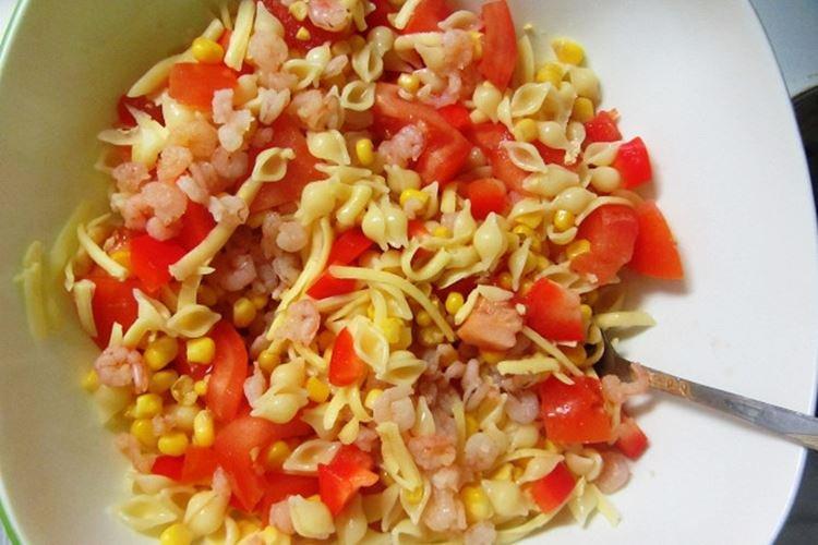 Сытный салат с сыром и макаронами